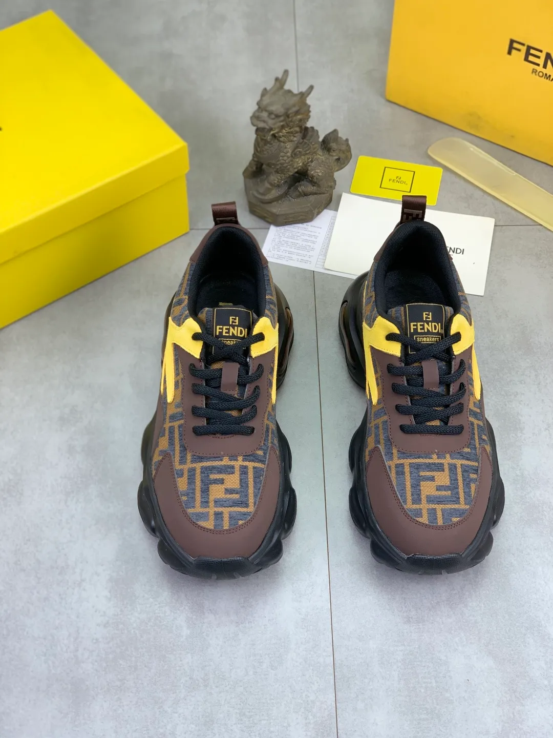 Men's men's shoes P440 new (FENDI Fendi) classic and most popular little monster style, loafers, slip-on casual shoes! Compared with the old models, they are more fashionable and eye-catching, making the already funny shoes more vivid. Like a hedgehog, do you have a little monster this year? A must-have for fashionistas! Upper: Made of high-grade cow suede, sheepskin lining, the highest version on the market, and an online outsole! 38-44 4️⃣colors available